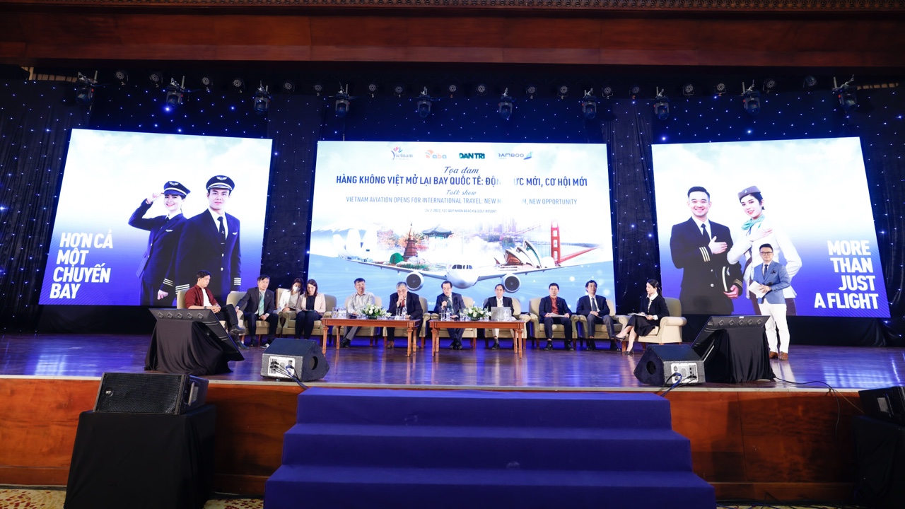 Các diễn giả tham gia toạ đàm “Hàng không Việt mở lại bay quốc tế: Động lực mới, cơ hội mới” chiều 24/2 tại Bình Định.
